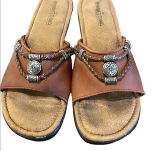 Minnetonka Brown Size 9 Slip on Sandals beaded embroidery